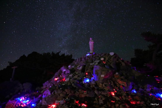 La photo du jour : Notre-Dame de Neiges de Bavella dans la nuit étoilée
