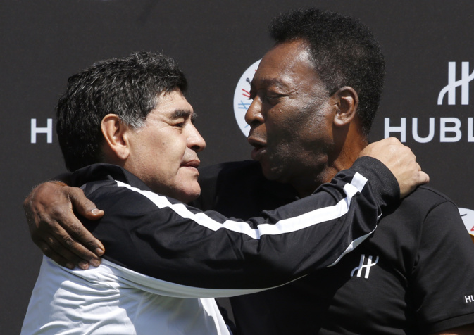 Pelé à droite a rejoint Maradona, l'autre star planétaire du football (PATRICK KOVARIK AFP)