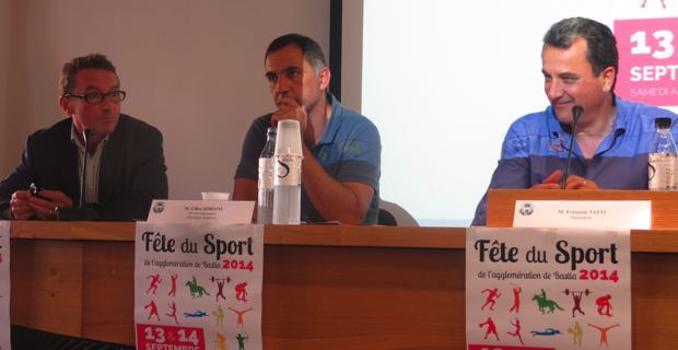 Patrick Bayeux, expert auprès des collectivités locales en matière de politique sportive, Gilles Simeoni, maire de Bastia et vice-président de la CAB en charge de la politique sportive, François Tatti, président de la CAB, lors du débat organisé sur la politique sportive.