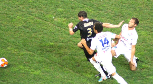 Santelli s'arrache sur son côté gauche avant de centrer et amener le premier but du CAB. Santelli s'arrache sur son côté gauche avant de centrer et amener le premier but du CAB.