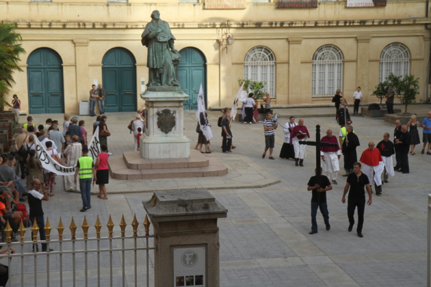 Une procession pour soutenir François Veyret-Passini opposant à l'exposition du Piss Christ