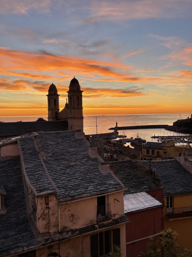 La photo du jour : Bastia à l'heure où le Soleil se lève sur l'archipel toscan