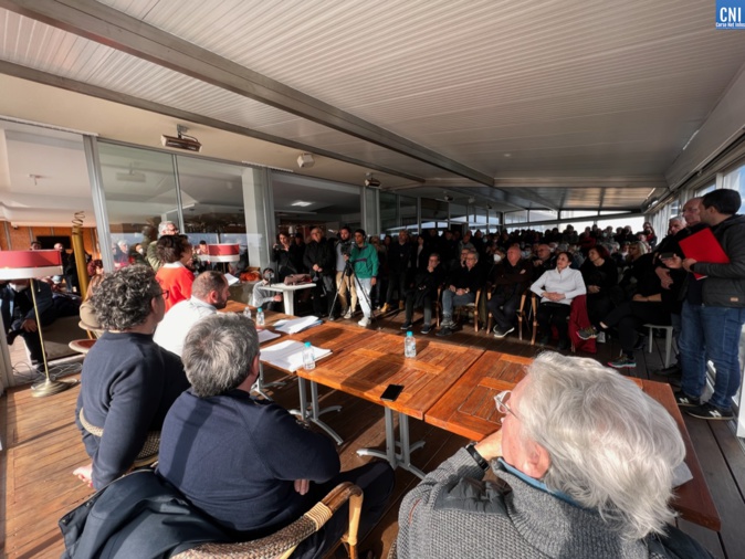 Il y avait foule à la réunion Il y avait foule à la réunion