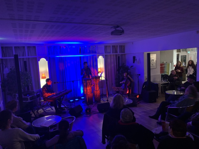 Ambiance intime et feutrée pour un showcase acoustique du trio Sintunia Ambiance intime et feutrée pour un showcase acoustique du trio Sintunia