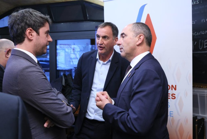 Ce jeudi à Paris, José Oliva (de face)  a pu discuter avec le ministre Gabriel Attal (à gauche) qui a promis de le rencontrer dans quelques semaines pour aborder la question du tabac en Corse.