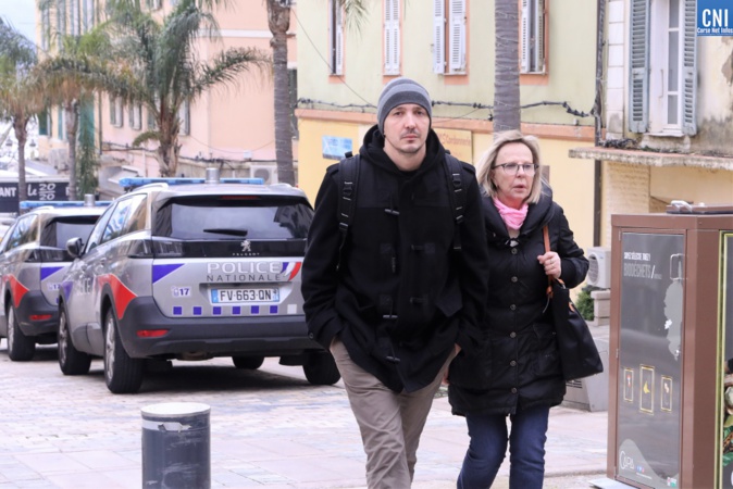 Le frère et la mère de Julie Douïb (Photo Michel Luccioni) Le frère et la mère de Julie Douïb (Photo Michel Luccioni)