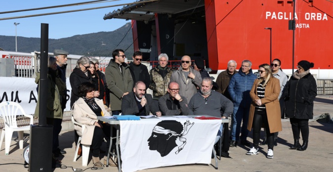 Les militants du Comité territorial du Taravu-Valincu-Sartinese de Femu a Corsica sur le port de Prupià pour expliquer la DSP maritime.