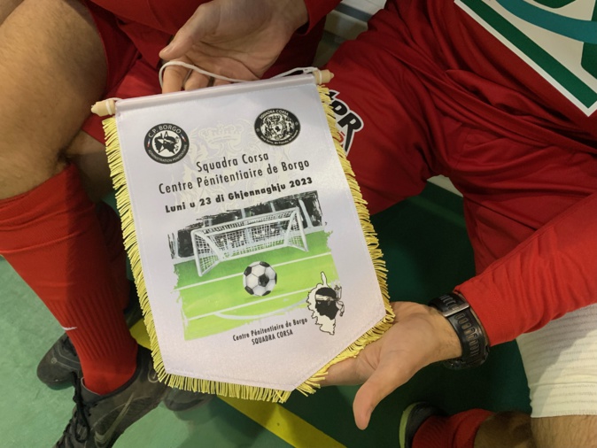 Le fanion de la rencontre (Photo S. Fontaine).