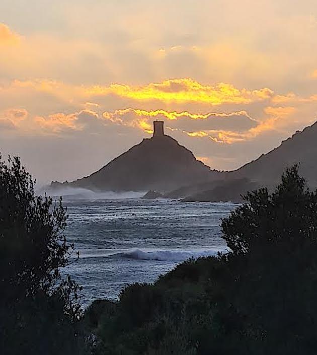 Coucher de soleil tempétueux du côté de la tour de La Parata (Sosso Krikette)