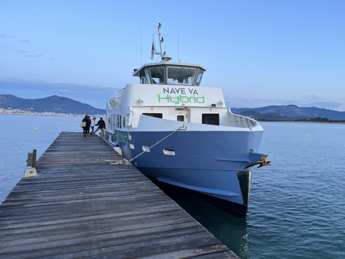 La navette amarrée au ponton de l'Office de tourisme de Porticcio.