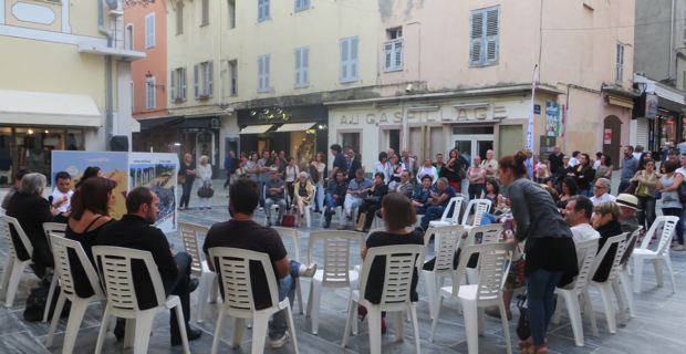 Bastia : Sgardi sfasati nant'à a Corsica d'oghje in carrughju Napoleo.