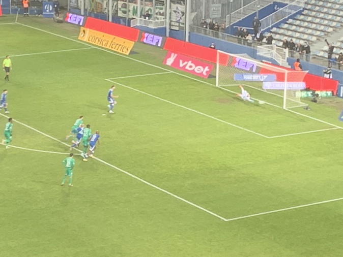 47ème minute : Van Den Kerkhof ouvre le score sur penalty