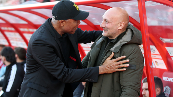 Antoine Kambouaré et Olivier Pantaloni : une franche accolade (Photo Pascal Pochard-Casabianca AFP) Antoine Kambouaré et Olivier Pantaloni : une franche accolade (Photo Pascal Pochard-Casabianca AFP)