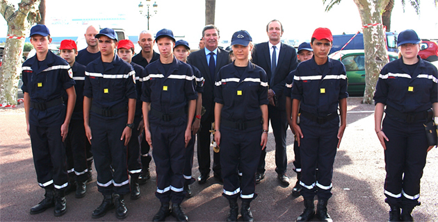 Le prefet de Haute-Corse et Jean-Louis Milani avec les jeunes sapeurs-pompiers de Haute-Corse