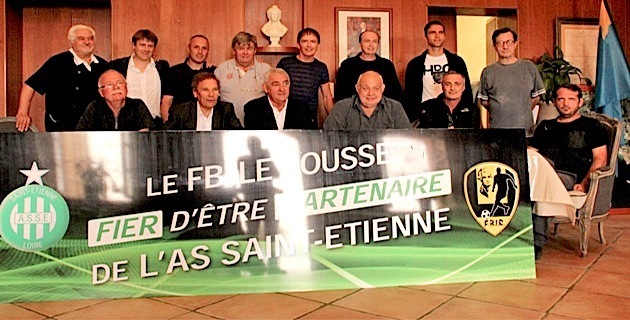 Jean-François Bernardini au second rang aux côtés de Bernard Champion lors de la signature du partenariat entre le FB Isula Rossa et l'AS Saint-Etienne