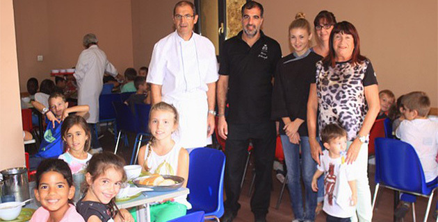 Le chef Thomas d'Arcangelo aux fourneaux de la cantine municipale pour les écoliers de Calvi