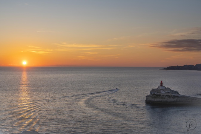 La photo du jour : coucher de soleil sur le phare de la Madonetta