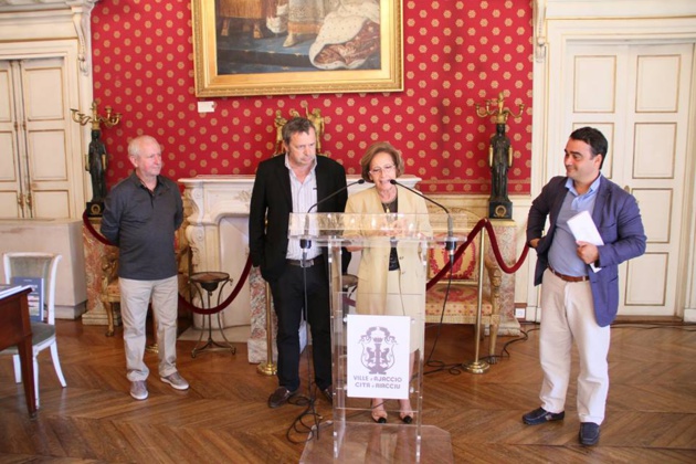 Alain Piazzola et Antoine Marie Graziani présentant leur dernière parution. Photo René Scholler Alain Piazzola et Antoine Marie Graziani présentant leur dernière parution. Photo René Scholler