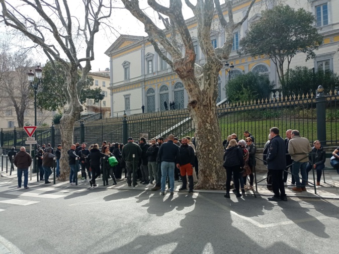 Dégradations de Borgo : rassemblement de soutien pour les 6 agriculteurs jugés à Bastia Dégradations de Borgo : rassemblement de soutien pour les 6 agriculteurs jugés à Bastia