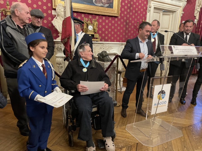 Maxime Tesi a reçu médaille du Cercle des mémoires d’Ajaccio de la main de Léa, la benjamine actuelle de la Musique municipale Maxime Tesi a reçu médaille du Cercle des mémoires d’Ajaccio de la main de Léa, la benjamine actuelle de la Musique municipale