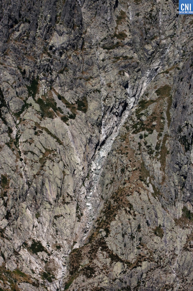 Le glacier, vu du ciel en Aout 2017, a complètement disparu. (Photos Michel Luccioni) Le glacier, vu du ciel en Aout 2017, a complètement disparu. (Photos Michel Luccioni)