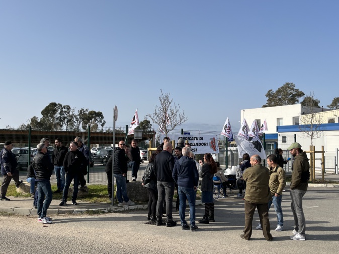 Les membres du STC réunis devant CCA à Ajaccio, jeudi 23 février au matin. Les membres du STC réunis devant CCA à Ajaccio, jeudi 23 février au matin.