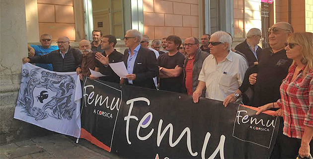 Femu à Corsica devant la mairie d’Ajaccio pour répondre aux propos du maire