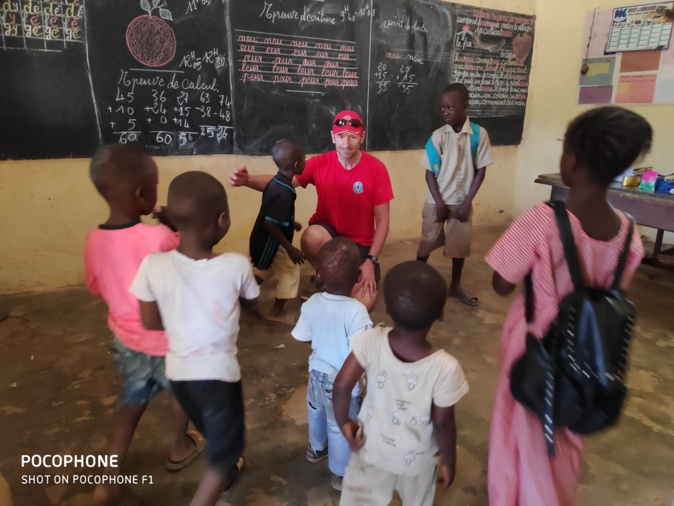 Didier Martin-Castagno et de petits élèves de l'île de Kassa Didier Martin-Castagno et de petits élèves de l'île de Kassa