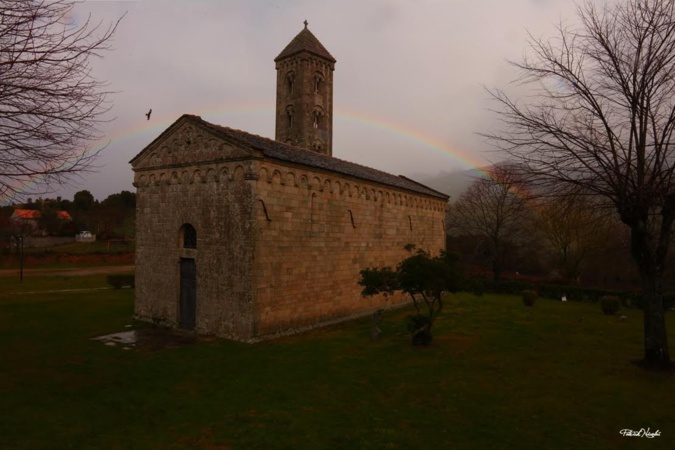 La photo du jour : l'église de Carbini sous l'arc-en-ciel
