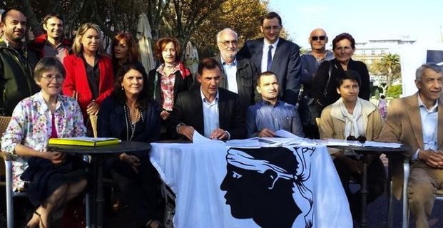 Les élus et militants de Femu a Corsica autour de leur leader, Gilles Simeoni.