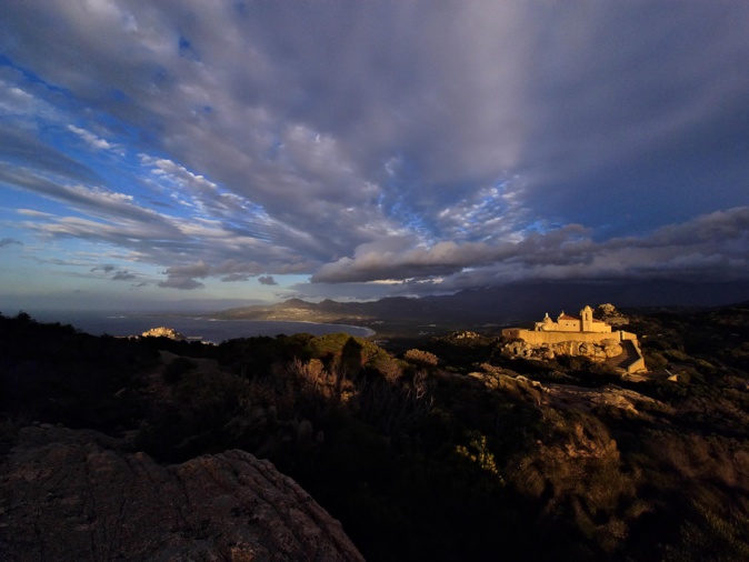 La photo du jour : vue plongeante sur Notre-Dame de la Serra et la baie de Calvi La photo du jour : vue plongeante sur Notre-Dame de la Serra et la baie de Calvi