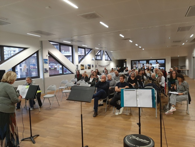 Près d'une centaine de personnes se sont réunies pour la soirée. Près d'une centaine de personnes se sont réunies pour la soirée.