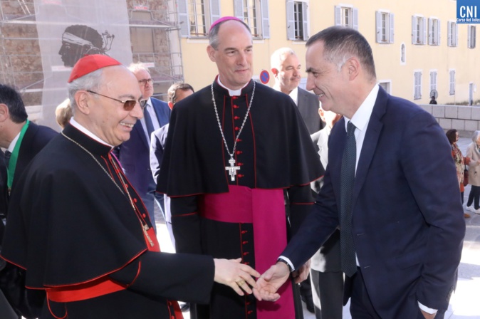 Le cardinal Dominique Mamberti avec l'évêque de Corse, François Bustillo et le président du conseil exécutif Gilles Simeoni
