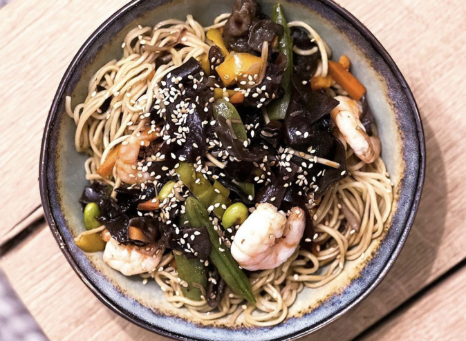 A table : Wok de nouilles sautées aux légumes, champignons noirs et crevettes
