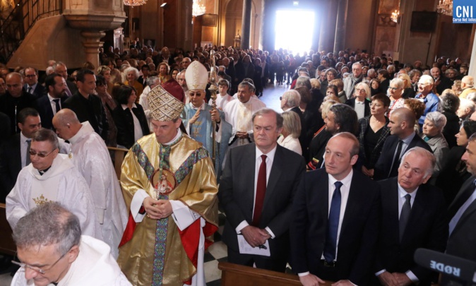 De nombreux élus et autorités locales ont participé à la messe. Photos Michel Luccioni