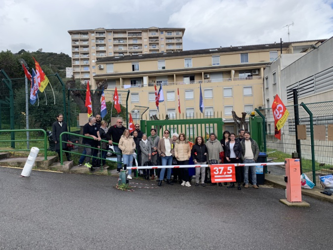 Depuis ce matin le  centre des impôts de Bastia est bloqué