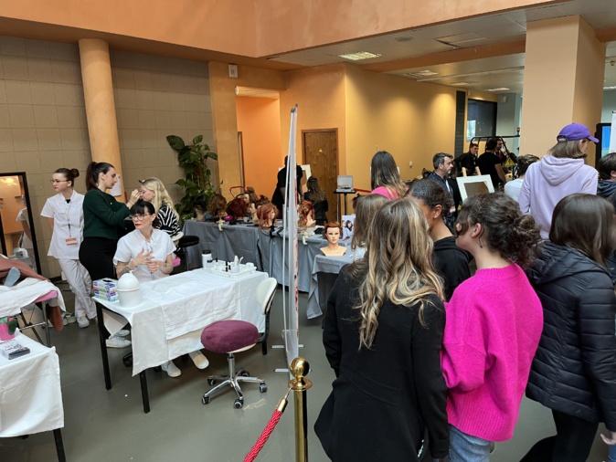 Les premiers collégiens franchissent les portes du salon Les premiers collégiens franchissent les portes du salon