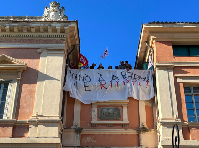 Manifestation contre la réforme des retraites : à Ajaccio, les syndicats ont occupé la mairie Manifestation contre la réforme des retraites : à Ajaccio, les syndicats ont occupé la mairie