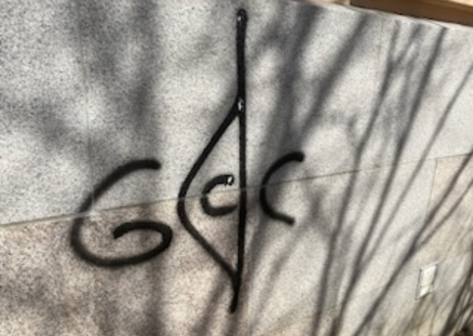 Le tag retrouvé sur la mairie d'Afa ce jeudi matin Le tag retrouvé sur la mairie d'Afa ce jeudi matin