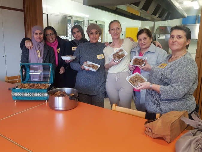1er atelier de cuisine très réussi pour Soumia Chakroune (4ème à partir de la gauche) 1er atelier de cuisine très réussi pour Soumia Chakroune (4ème à partir de la gauche)
