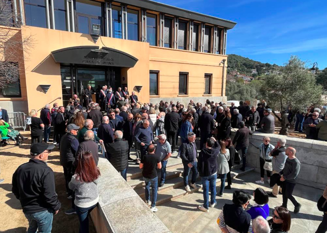 Afa : 300 personnes rassemblées après l'attentat contre la mairie Afa : 300 personnes rassemblées après l'attentat contre la mairie