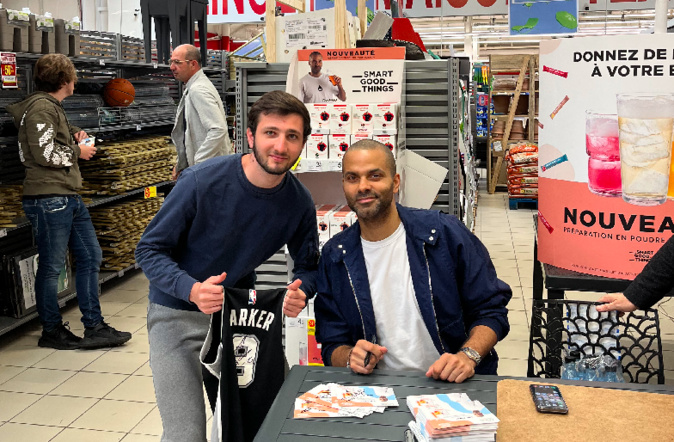 Bain de foule pour Tony Parker à Porto-Vecchio Bain de foule pour Tony Parker à Porto-Vecchio