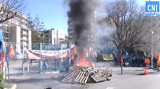 Pneus et palettes brûlent devant la préfecture