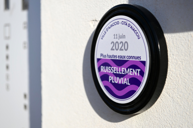 Le repère de crue construit en matériau inaltérable indique la date de la crue, le niveau atteint par les eaux et le type de crue. Le repère de crue construit en matériau inaltérable indique la date de la crue, le niveau atteint par les eaux et le type de crue.