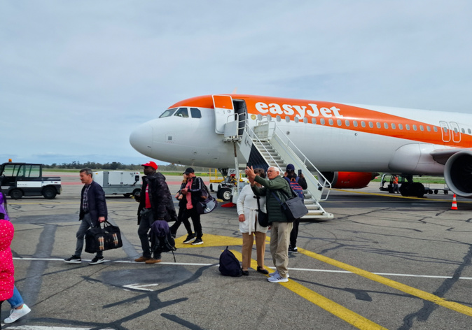 Les premiers touristes débarquent Les premiers touristes débarquent