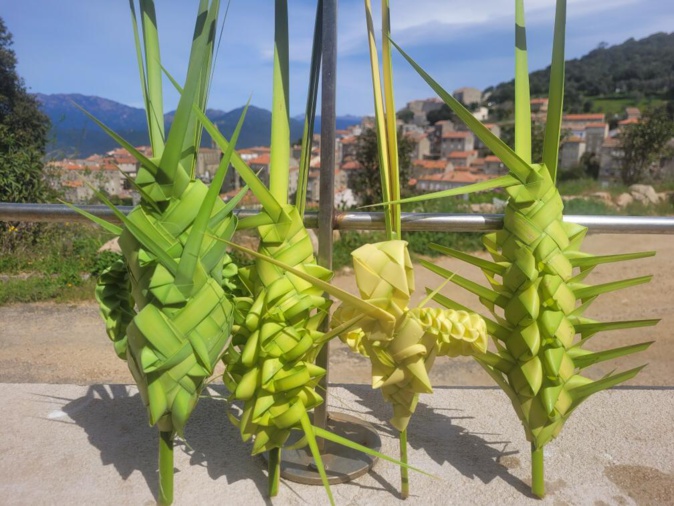 Les palmes tressées réalisées par Juliette Giacomoni Les palmes tressées réalisées par Juliette Giacomoni