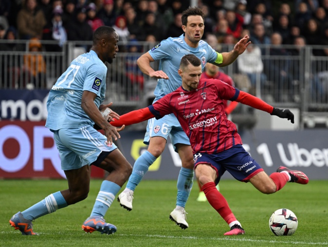 Mayembo face à Rashani (Photo Jean-Philippe KSIAZEK/AFP Mayembo face à Rashani (Photo Jean-Philippe KSIAZEK/AFP