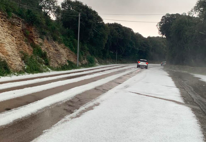 Bonifacio sous la grêle, un paysage hivernal en plein printemps Bonifacio sous la grêle, un paysage hivernal en plein printemps