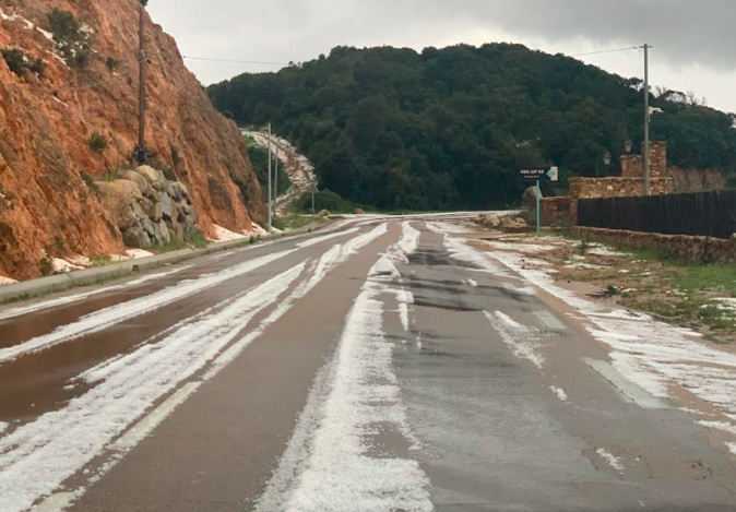 Bonifacio sous la grêle, un paysage hivernal en plein printemps Bonifacio sous la grêle, un paysage hivernal en plein printemps
