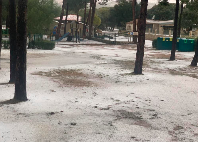 Bonifacio sous la grêle, un paysage hivernal en plein printemps Bonifacio sous la grêle, un paysage hivernal en plein printemps